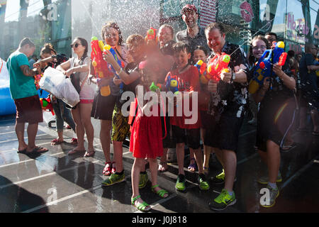 Bangkok, Tailandia. Xiii Apr, 2017. 13 Aprile, 2017. Festaioli reagisce durante l'acqua a una lotta a Songkran festival celebrazioni in Bangkok, Tailandia. Credito: Anusak Laowilas/Pacific Press/Alamy Live News Foto Stock