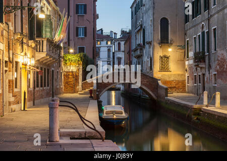 Alba su un canale nel sestiere di Dorsoduro, Venezia, Italia. Foto Stock