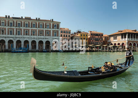 Gondola sul Canal Grande a Venezia. Foto Stock