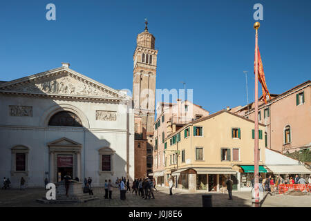 Pomeriggio di primavera a Campo San Maurizio, sestiere di San Marco, Venezia, Italia. Foto Stock