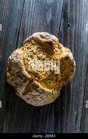 Un filone di Soda irlandese pane fatto con la metà di frumento e metà di farina bianca Foto Stock