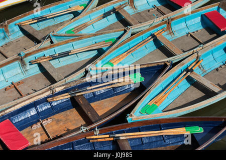 In legno barche a remi ormeggiate sul fiume Cherwell in Oxford. Oxfordshire, Inghilterra Foto Stock