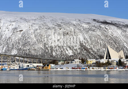 La Cattedrale Artica e la fine del ponte di Tromso. Tromsø, Troms, Norvegia. Foto Stock