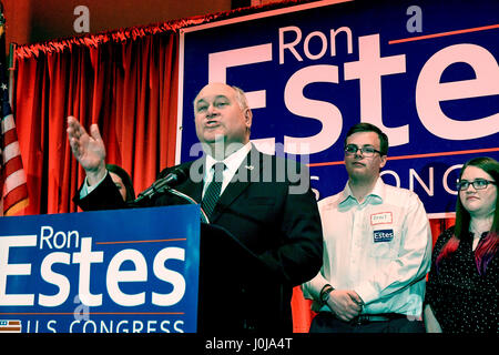 Il neo eletto il congressista repubblicano del Kansas quarto distretto Ron Estes risolve una folla di 200 sostenitori dal podio di sua elezione notte partito vittoria Wichita Kansas, Aprile 11, 2017. Foto di Mark Reinstein Foto Stock