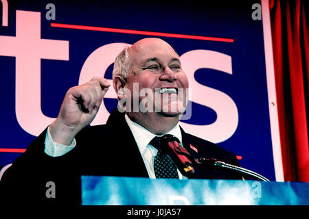 Il neo eletto il congressista repubblicano del Kansas quarto distretto Ron Estes risolve una folla di 200 sostenitori dal podio di sua elezione notte partito vittoria Wichita Kansas, Aprile 11, 2017. Foto di Mark Reinstein Foto Stock