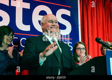 Il neo eletto il congressista repubblicano del Kansas quarto distretto Ron Estes risolve una folla di 200 sostenitori dal podio di sua elezione notte partito vittoria Wichita Kansas, Aprile 11, 2017. Foto di Mark Reinstein Foto Stock