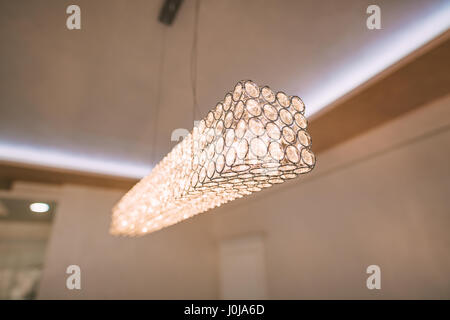 Il lampadario nell'appartamento. Un bel lampadario sul soffitto dell'appartamento. Foto Stock