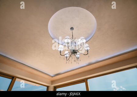 Il lampadario nell'appartamento. Un bel lampadario sul soffitto dell'appartamento. Foto Stock