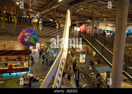 AMSTERDAM, Paesi Bassi - 2 Luglio 2016 : Generale vista interna di Nemo Science Museum. Nemo è un famoso museo interattivo di scienza e tecnologia in un Foto Stock