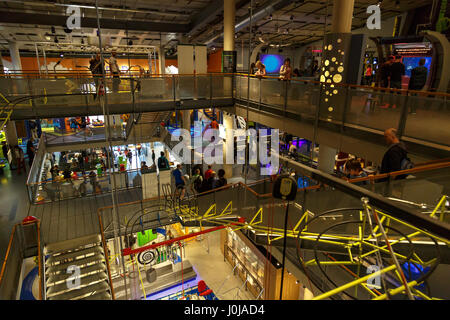 AMSTERDAM, Paesi Bassi - 2 Luglio 2016 : Generale vista interna di Nemo Science Museum. Nemo è un famoso museo interattivo di scienza e tecnologia in un Foto Stock