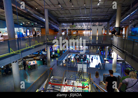 AMSTERDAM, Paesi Bassi - 2 Luglio 2016 : Generale vista interna di Nemo Science Museum. Nemo è un famoso museo interattivo di scienza e tecnologia in un Foto Stock