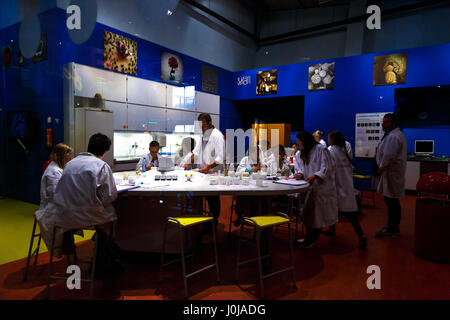 AMSTERDAM, Paesi Bassi - 2 Luglio 2016 : LAb view di Nemo il Museo della Scienza per i bambini. Nemo è un famoso museo interattivo di scienza e tecnologia in un Foto Stock
