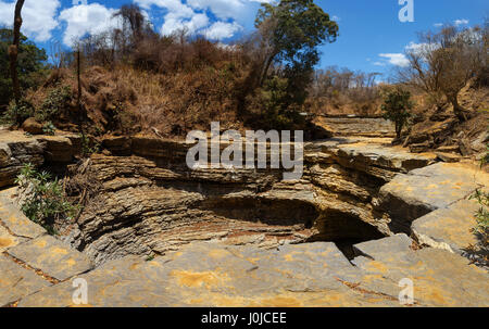 Ingresso al fiume sotterraneo durante la stagione secca, Ankarana riserva, Madagascar deserto paesaggio Foto Stock