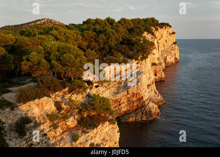 Tramonto sulla scogliera di Telascica parco naturale, mare Adriatico, Croazia Foto Stock