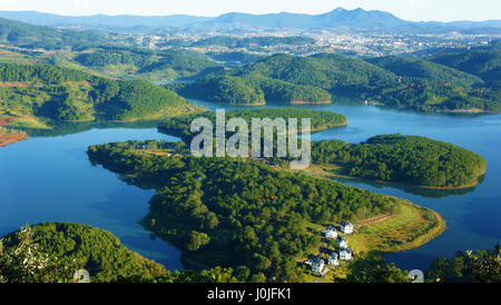 Fantastico paesaggio del lago eco, Dalat travel, Viet Nam, villa nella foresta, a forma di impronta di collina, montagna da Alta Vista, meraviglioso per ecoturismo Foto Stock