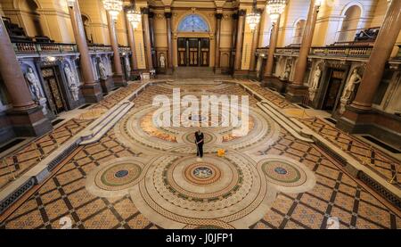 Ann Lawton pulisce il pavimento in piastrelle di Minton presso la St George's Hall di Liverpool, che è ora in mostra al pubblico. Foto Stock