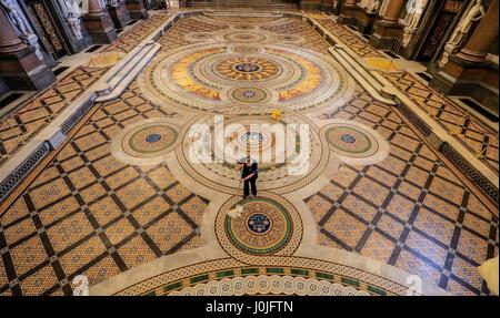 Ann Lawton pulisce il pavimento in piastrelle di Minton presso la St George's Hall di Liverpool, che è ora in mostra al pubblico. Foto Stock