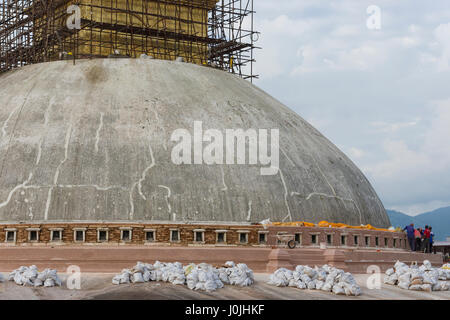 La Stupa Bodnath sotto la ricostruzione dopo il terremoto 2015 a Kathmandu, Nepal. Foto © robertvansluis.com Foto Stock