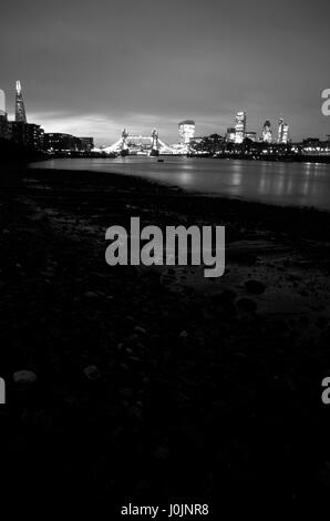 Visualizzare fino al Fiume Tamigi da Bermondsey al Tower Bridge, Shard e la City of London skyline di Londra, Regno Unito Foto Stock