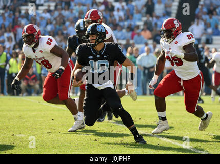North Carolina Tar Heels quarterback Mitch Trubisky (10) viene eseguito durante la prima metà del gioco tra il North Carolina State Wolfpack e la North Carolina Tar tacchi a Kenan Stadium di Chapel Hill, North Carolina. Foto Stock