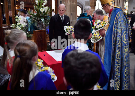 Il Duca di Edimburgo Firma il libro degli ospiti durante il Royal Maundy service a Leicester Cattedrale. Foto Stock