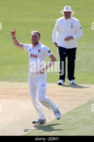 Essex di Jamie Porter celebra tenendo il paletto di Lancashire's Haseeb Hameed Foto Stock