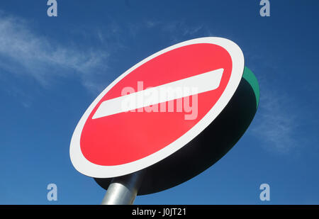 Nessun segno di entrata sul cielo blu Foto Stock