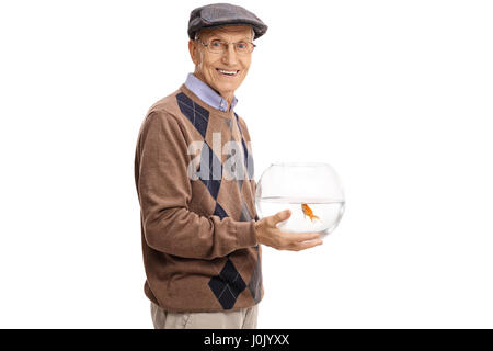 Uomo anziano tenendo un recipiente con un pesciolino e guardando la telecamera isolata su sfondo bianco Foto Stock