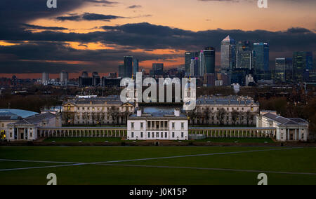 Osservatorio Reale di Greenwich è noto come la posizione del primo meridiano. Da questo punto di vista il Canary Wharf distretto può essere visto Foto Stock