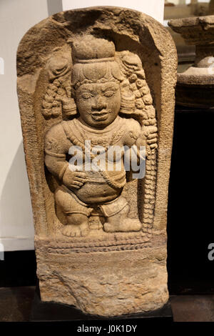 Colombo Sri Lanka Museo Nazionale del VIII secolo Kuvera"un tesoro Padma-Nidhi Vamana Guardstone Padma-Nidhi Dwarf con doppio Petaled Lotus Crown mantenendo monete di gneiss Anuradhapura Foto Stock