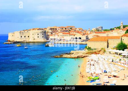 Dubrovnik Città Vecchia e sabbiosa spiaggia Banje con turisti per prendere il sole, Croazia, Vista panoramica Foto Stock