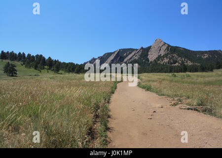 Un sentiero a piedi percorso al Flatirons, situato in Boulder Colorado. Foto Stock