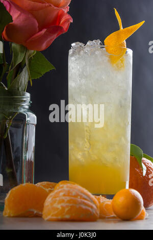 Liquore di mandarino e arancio arbusto agitati con ghiaccio tritato e condito con Prosecco Foto Stock