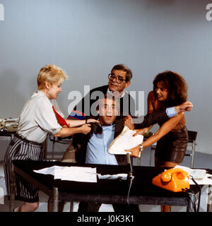 Locker vom Hocker, Fernsehserie, Deutschland 1985, Darsteller: Walter Giller (mit Brille) Foto Stock