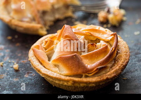 Riempire olandese crostata di mele con cannella e uvetta Foto Stock