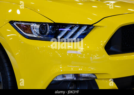 Immagine ravvicinata di un moderno faro di auto Foto Stock