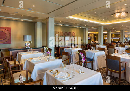 Raffinato ristorante - Interno della Queen Mary 2. Cunard Queen Mary 2 interni, Southampton, Regno Unito. Architetto: Design SMC, 2016. Foto Stock