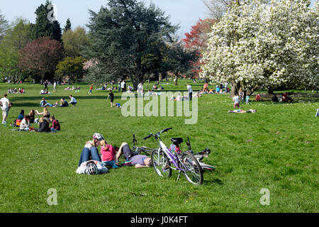 Famiglia di persone con bici reclinata su una soleggiata Domenica godendo di primavera meteo Bute Park, Cardiff Wales UK KATHY DEWITT Foto Stock