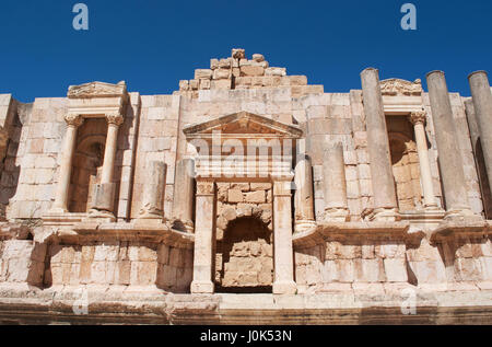 Giordania: Nord Teatro, costruito nel 165 DC nella città archeologica di Jerash, uno dei più grandi del mondo siti di architettura romana Foto Stock