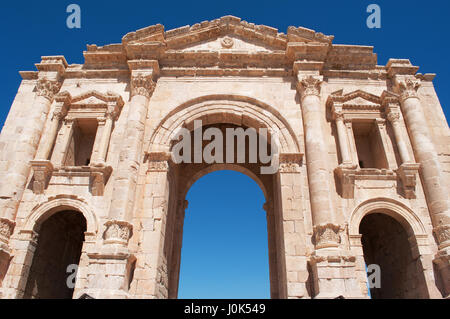 L'Arco di Adriano, arco trionfale costruito per la visita dell'Imperatore Adriano nel 129 D.C. in Jerash, uno dei più grandi del mondo siti di architettura romana Foto Stock