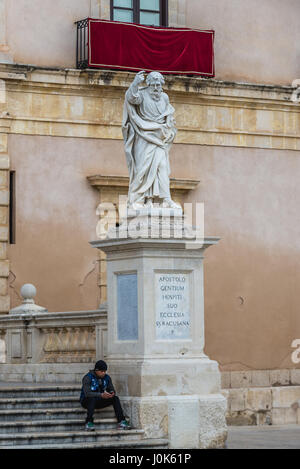 San Paolo statua che si trova nella parte anteriore del Duomo di Siracusa in piazza del Duomo (piazza del Duomo) sull'isola di Ortigia, Siracusa città, isola di Sicilia, Italia Foto Stock