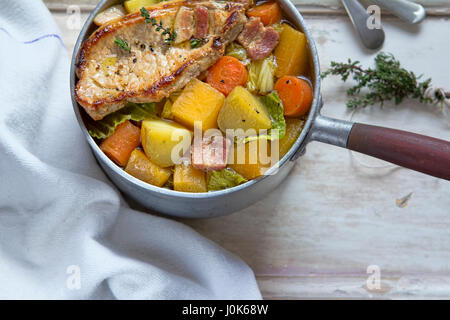 La carne di maiale e lo stufato di verdure con il sidro di mele Foto Stock