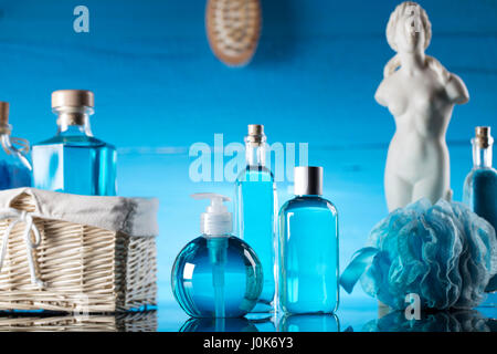 Bagno e spa concept. Diversi prodotti cosmetici e la statua di Venere di Milo Foto Stock
