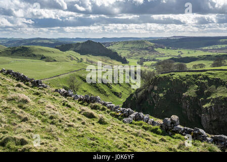 Vista del grano Dale e Parkhouse collina vicino a Buxton in Peak District, Derbyshire. Una soleggiata giornata di primavera nella campagna inglese. Foto Stock