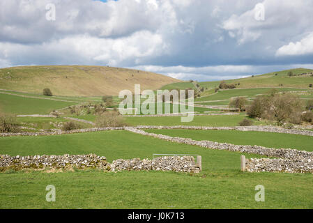 Picco bianco paesaggio nei pressi di Earl Sterndale nel Peak District, Debryshire, Inghilterra. Una soleggiata giornata di primavera in questa zona vicino a Buxton. Foto Stock