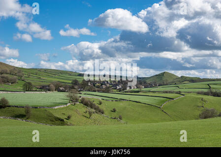 Il villaggio di Earl Sterndale vicino a Buxton, Derbyshire, in Inghilterra. Una soleggiata giornata di primavera in bianco area di picco del Peak District. Foto Stock