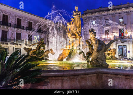 Artemis Fontana (chiamato anche Fontana Diana) e Banco di Sicilia su Archimede (Piazza Archimede) sull'isola di Ortigia, Siracusa, Sicilia, Italia Foto Stock