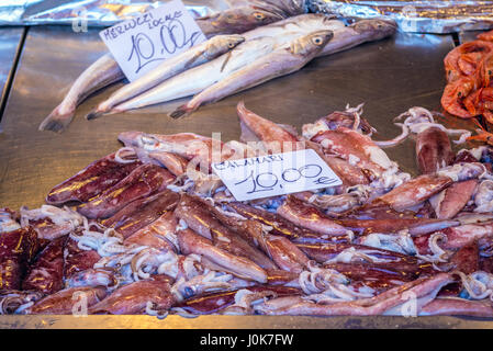 Squid per la vendita sul quotidiano mercato all'aperto nella città di Siracusa, angolo sud-est dell'isola di Sicilia, Italia Foto Stock