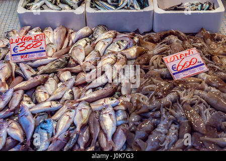 Pesci e calamari in vendita sul quotidiano mercato all'aperto nella città di Siracusa, angolo sud-est dell'isola di Sicilia, Italia Foto Stock