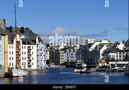 Edifici moderni sul lungomare del porto a Alesund. Ålesund, Møre og Romsdal, Norvegia. Foto Stock